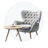 Icono de las subastas de muebles y decoración de John Pye, con un sillón y una mesa auxiliar