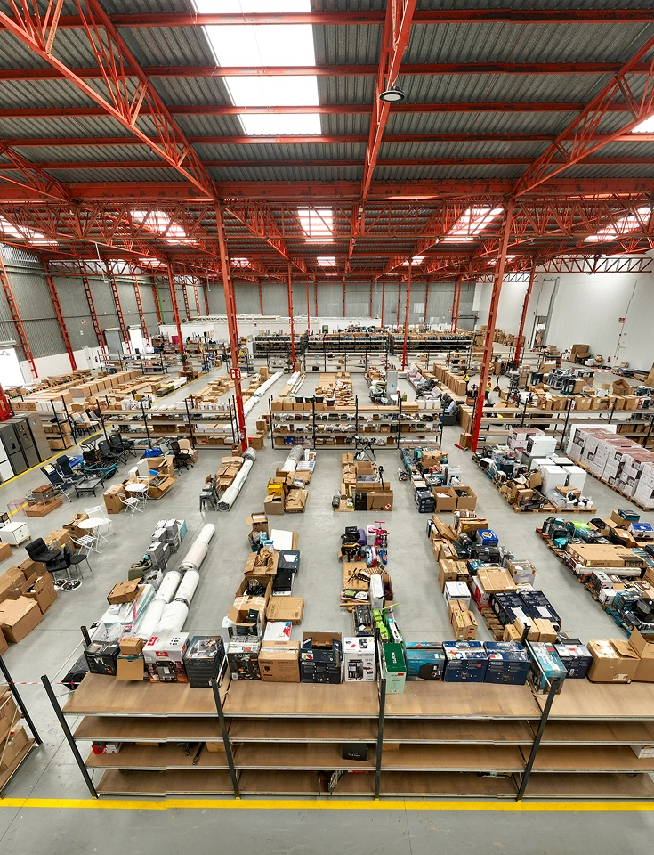 Vista panorámica del almacén principal con estanterías y lotes de productos