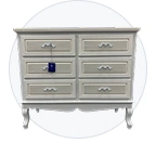 Cómoda antigua de madera pintada, estilo clásico