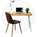 Escritorio de madera con silla tapizada y accesorios de oficina