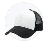 Gorra blanca y negra como ejemplo de accesorios y complementos de ropa.