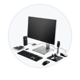 Set de escritorio con monitor y periféricos, accesorios para pantallas en subasta