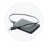 Disco duro externo con cable USB, ejemplo de almacenamiento en subastas online de tecnología.