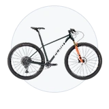 Bicicletas de montaña en una subasta de bicicletas para rutas, caminos y uso deportivo.