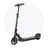 Patinete eléctrico infantil o juvenil en negro, con detalles de colores en el mástil y la base.