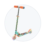 atinete infantil de dos ruedas con manillar naranja y diseño multicolor.