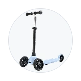 Patinete infantil de tres ruedas en blanco y azul claro, pensado para iniciación.