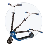 Patinete plegable azul y negro mostrado en distintas posiciones de plegado.