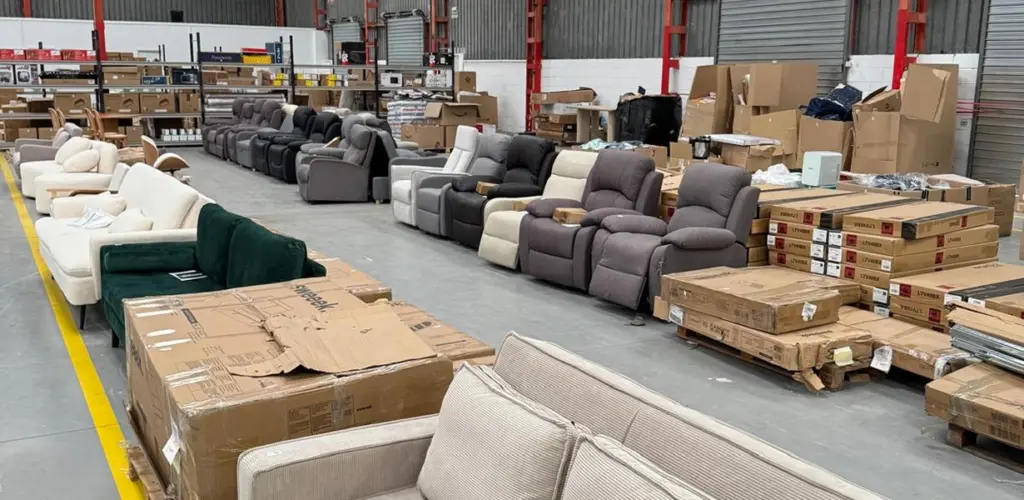 Lotes de sillones y sofás en almacén dentro del envío de productos voluminosos en las subastas de John Pye.