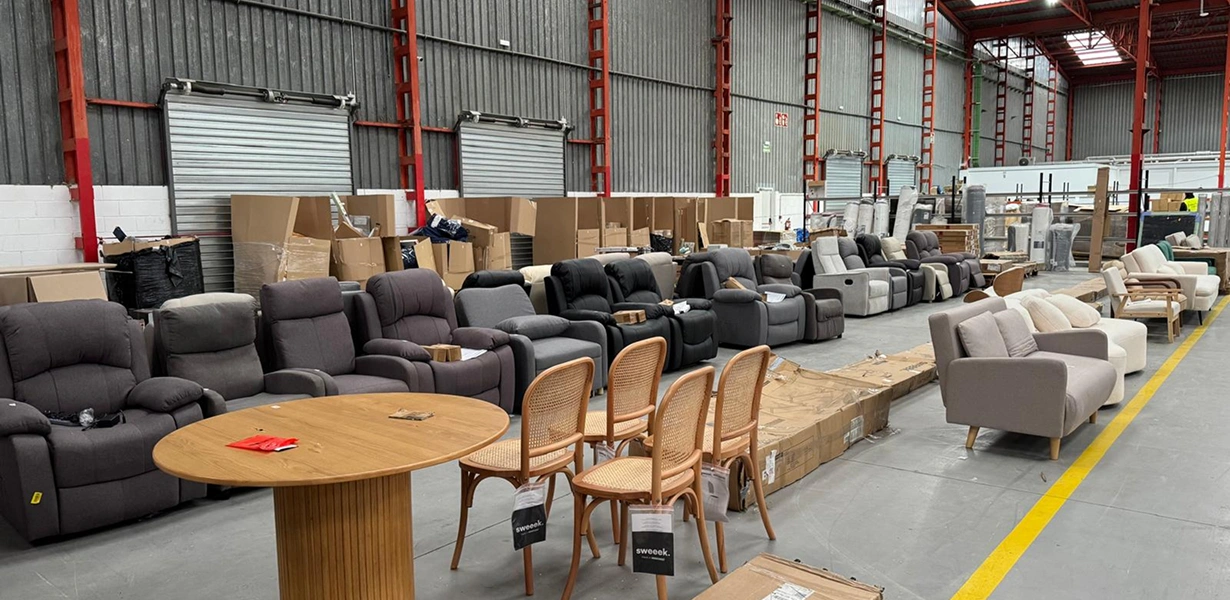 Lotes de mobiliario en almacén con envío de productos voluminosos en John Pye para entregas en península.