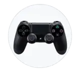 Mandos y controles en subasta online con lotes de videoconsolas y juegos para comparar antes de pujar.