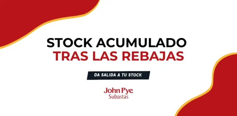 Productos invendidos tras las rebajas preparados para venderse por lotes mediante una subasta online profesional